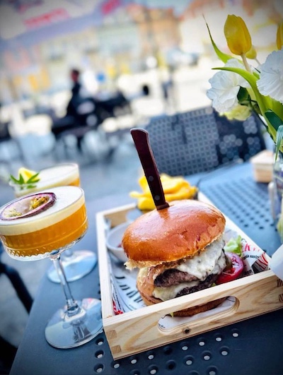 hamburger z wbitym nożem